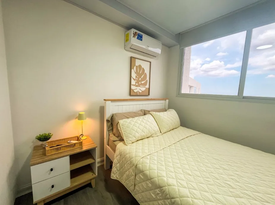 Bedroom with AC and sky view through window, Tocumen airport apartment